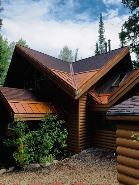 Cabin roof with copper accents and finished shingles